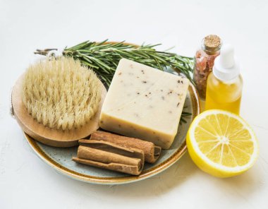 Temiz güzellik. Biberiyeli spa ürünleri, limon, oi