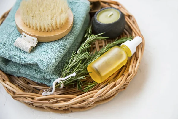 Belleza limpia. Productos naturales de spa con hierba y aceite de romero, c — Foto de Stock