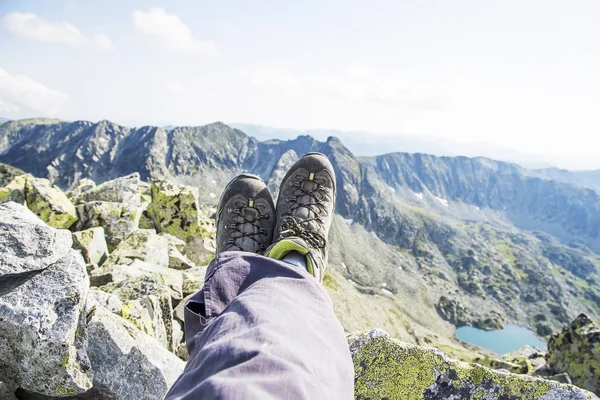 Turysta Odpoczywający Szczycie Góry — Zdjęcie stockowe
