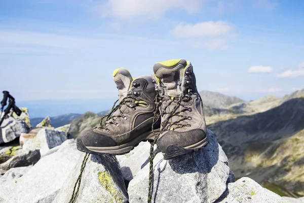 Pareja de botas de senderismo en la cima de la cima de la montaña —  Fotos de Stock