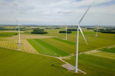 Kırsal bir alanda bir rüzgar çiftliği