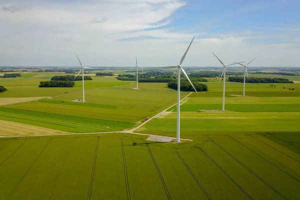 Kırsal bir alanda bir rüzgar çiftliği