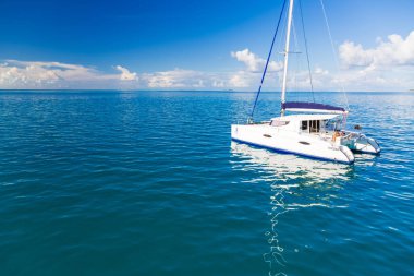 Beyaz Lüks Yelkenli tekne tropikal deniz üzerinde