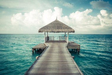 Tropikal deniz ve ahşap iskelesi. Rahatlatıcı ve sakinleştirici su villa Deniz Manzaralı