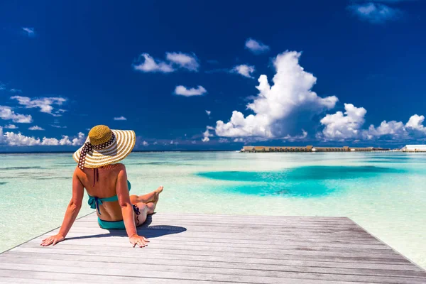 Atraente Bela Jovem Relaxante Cena Praia Tropical Deitado Cais Madeira — Fotografia de Stock