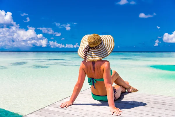 Привлекательная Красивая Молодая Женщина Отдыхает Тропическом Пляже Лежать Деревянном Пирсе — стоковое фото