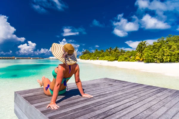 Atraente Bela Jovem Relaxante Cena Praia Tropical Deitado Cais Madeira — Fotografia de Stock