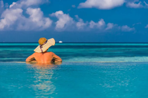 Atraente Bela Jovem Relaxante Cena Praia Tropical Deitado Cais Madeira — Fotografia de Stock