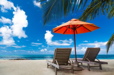 Lüks yaz tatil kavramı. Şezlong ve şemsiye ile palmiye ağaçları ve mükemmel deniz manzaralı, Web sitesi şablonu plaj ve kaçış için. Lüks seyahat etmek yaz tatil tasarımı