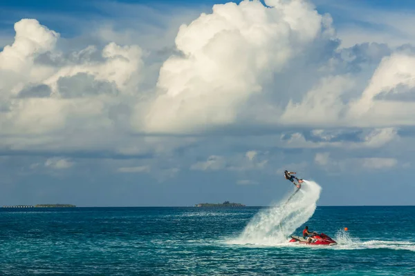 極端なウォーター スポーツの背景 熱帯の海 贅沢な休暇 贅沢なアクティビティでボードを飛ぶ 夏の休暇や休日のスポーツの背景 ボード プロのライダーを飛ぶ — ストック写真