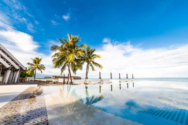 Sonsuzluk oceanfront havuzu batık şezlong bir lüks tatil Maldivler, Hint Okyanusu ile