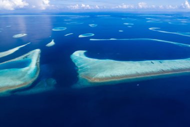Hava Maldivler manzara. Deniz uçağı veya dron deniz manzara. Güzel atolls ve mercan resifleri Maldivler Adaları