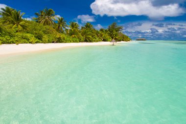 Tropikal plaj tatil ve tatil hedef için. Yaz ruh tropikal peyzaj üzerinde. Plaj doğa, mavi deniz, mavi gökyüzü ve beyaz kum. Muhteşem plaj sahnesi