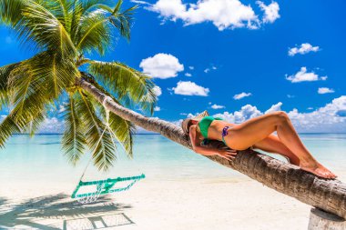 Bikini ve plaj ahşap iskelesi ve Lüks su villa yalan şapka güzel çekici kadın. Deniz manzaralı, lüks yaşam tarzı arka plan. Pastoral lüks konsepti. Bir plaj rahatlatıcı üzerinde güzel kadın