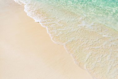 Tropikal plaj, kum ve rahatlatıcı yumuşak dalgalar closeup plaj. İlham verici su ve deniz kavramı