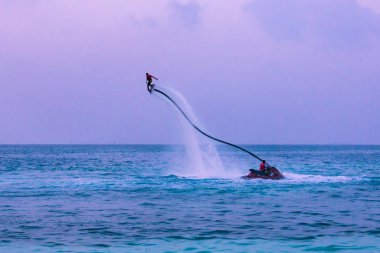 Günbatımı su spor arka plan. Yönetim Kurulu binici ve tropikal günbatımı denizde jet ski sinek