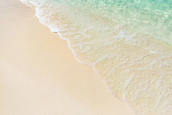 Tropikal Plaj Kum Rahatlatıcı Yumuşak Dalgalar Closeup Plaj Lham Verici — Stok fotoğraf