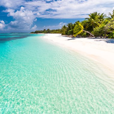 Plaj arka planında plaj manzarası, salıncak, hamak, beyaz kum ve plaj afişi için sakin deniz. Sahilde mükemmel bir tatil ve yaz tatili konsepti. Renk sürecini güçlendir