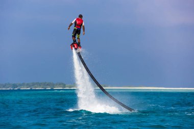 Tropikal denizde profesyonel uçuş sörfçüsü, su sporları konsepti geçmişi. Yaz tatili açık hava sporu