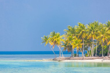 Kazazede adası, mükemmel sakin sahil manzarası, yumuşak güneş ışığı ve beyaz kum ve mavi sonsuz deniz tropikal deniz manzarası. Lüks otel, tatil ve tatil manzarası