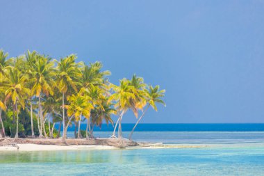 Kazazede adası, mükemmel sakin sahil manzarası, yumuşak güneş ışığı ve beyaz kum ve mavi sonsuz deniz tropikal deniz manzarası. Lüks otel, tatil ve tatil manzarası