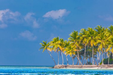 Güzel sahil. Tropik plaj arka planı yaz manzarası, beyaz kum ve plaj afişi için sakin deniz. Sahilde mükemmel bir tatil ve yaz tatili konsepti. Renk sürecini güçlendir