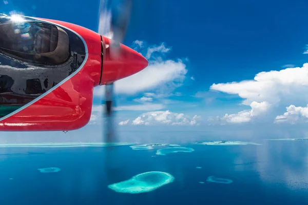 熱帯の島々 水上飛行機からの眺め 青い空の雲 海の島々の下の飛行 — ストック写真