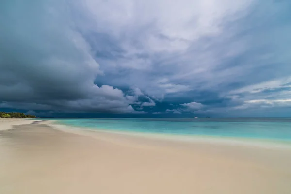 Plage Mer Venteuse Avec Sable Blanc Eau Bleue Beau Paysage — Photo