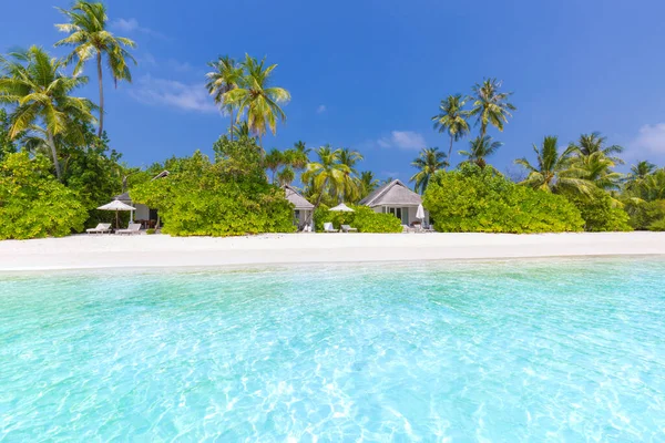 美丽的海滩和热带海 美丽的海滩自然 马尔代夫的风景 异国情调的风景 白色的沙滩和蓝色的天空 暑假和假日模板的豪华度假背景 — 图库照片