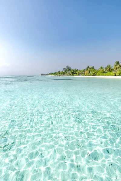 Krásná Tropická Pláž Bílým Pískem Palmami Tyrkysový Oceán Proti Modré — Stock fotografie