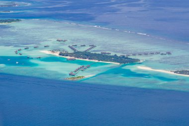 Lüks seyahat tatil beldesi panoramik afişi. Deniz aşırı bungalovlarda romantik balayı kaçamağı villalar demek. Maldivler 'deki muhteşem kuş gözleri, Maldivler üzerindeki manzara deniz manzarası.