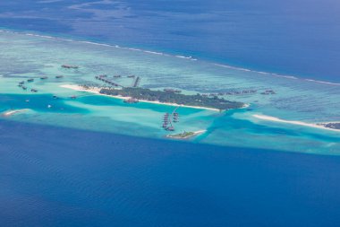 Lüks seyahat tatil beldesi panoramik afişi. Deniz aşırı bungalovlarda romantik balayı kaçamağı villalar demek. Maldivler 'deki muhteşem kuş gözleri, Maldivler üzerindeki manzara deniz manzarası.