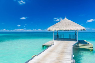 Hint Okyanusu Maldivleri 'ndeki iskelenin üzerinde muhteşem rüya gibi deniz manzarası. Lüks yaz seyahati, egzotik tatil afişi. Tropik cennet, manzarası villa ya da iskele yolu olan bir bungalov.