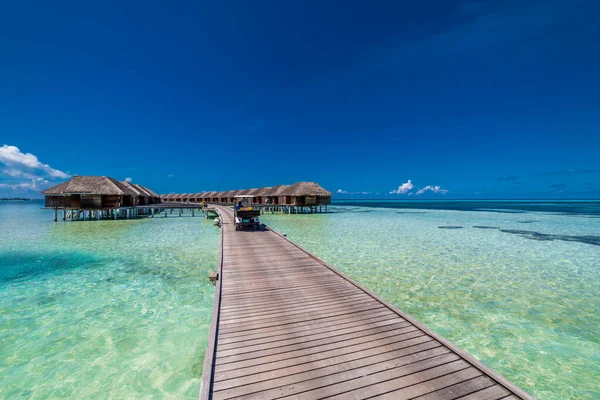 Embarcadero Madera Largo Con Bungalows Agua Maldivas Viaje Verano Lujo — Foto de Stock