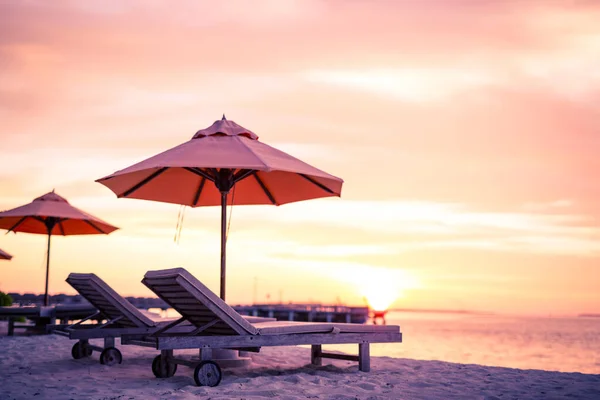 아름다운 근처의 모래사장에 의자들 방학과 관광에 개념이다 영감을 로맨틱 커플의 — 스톡 사진