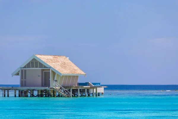 Μπανγκαλόου Water Villas Και Ξύλινη Γέφυρα Στην Τροπική Παραλία Στις — Φωτογραφία Αρχείου