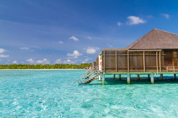 有岛屿视野的马尔代夫水平房 热带海滩上的别墅 脚步声飘入水中 奢华的暑假旅行背景 异国情调 度蜜月 夫妻出游 — 图库照片