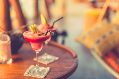 Lüks plaj otelinde iki kokteyl. İki Margarita kokteyli.