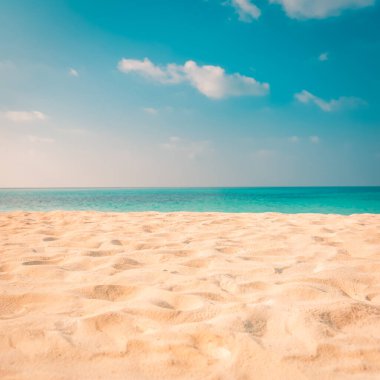 Deniz kumu gökyüzü konsepti, günbatımı renkleri bulutlar, ufuk, yatay arka plan pankartı. İlham verici doğa manzarası, güzel renkler, harika tropik plaj manzarası. Sahil gün batımı, yaz tatili