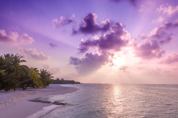 Tramonto Una Spiaggia Sull Oceano Splendido Tramonto Luminoso Una Spiaggia — Foto Stock