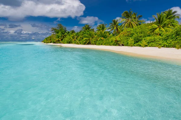 Tropikalna Plaża Wyspie Egzotyczny Krajobraz Spokojnym Morzem Błękitnym Niebem Nad — Zdjęcie stockowe