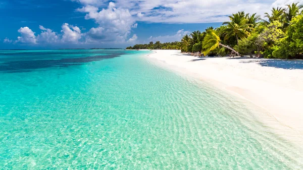 Hermosa Playa Con Palmeras Cielo Malhumorado Vacaciones Verano Vacaciones Concepto — Foto de Stock