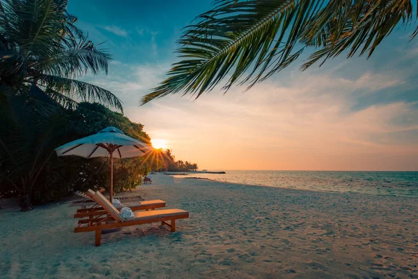 Prachtige Tropische Zonsondergang Landschap Twee Ligbedden Ligstoelen Parasol Onder Palmbomen — Stockfoto