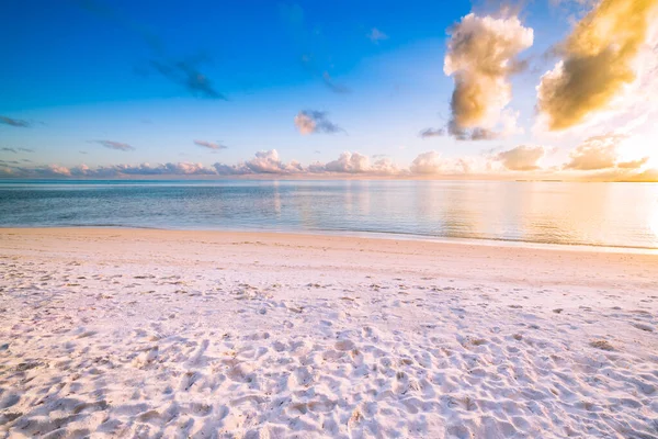 Fantastiskt Vidvinkel Strand Landskap Moln Och Mjukt Solljus Lugnt Och — Stockfoto