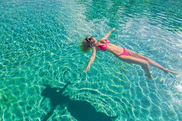Junge Frau Entspannt Sich Schwimmbad Den Sommerferien Blondes Kaukasisches Model — Stockfoto