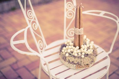 Noel çelengi. Noel çelengi ve Noel tabelası. Konforlu iç dekorasyon. Beyaz ve pastel renkli ev dekorasyonu