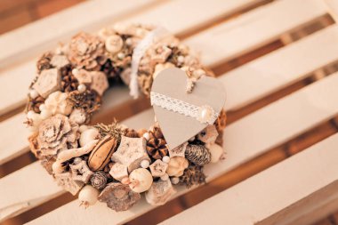 Noel çelengi. Noel çelengi ve Noel tabelası. Konforlu iç dekorasyon. Beyaz ve pastel renkli ev dekorasyonu