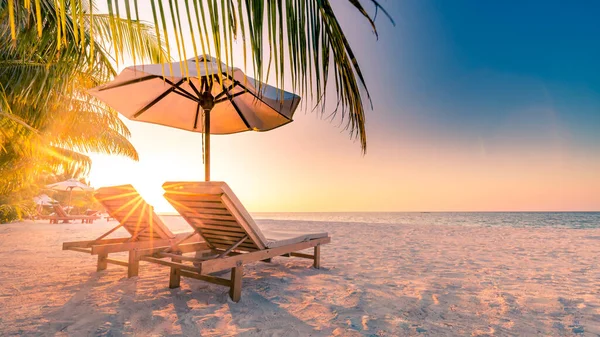 Prachtige Tropische Zonsondergang Landschap Twee Ligbedden Ligstoelen Parasol Onder Palmbomen — Stockfoto