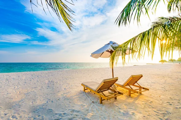 Lettino Spiaggia Con Giochi Sole Crepuscolo Natura Tranquilla Con Ombrellone — Foto Stock