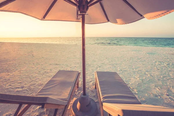 Scena Romantica Sulla Spiaggia Sedie Spiaggia Vista Mare Cielo Altalenante — Foto Stock